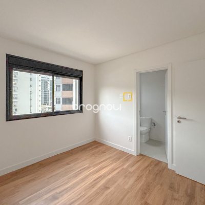 Apartamento com 80m², 2 quartos (sendo 1 suíte), 1 garagem, no bairro Centro em Florianópolis