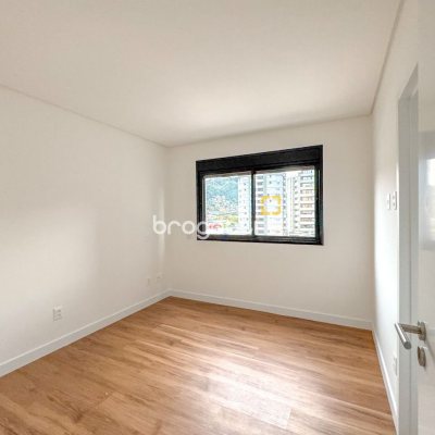 Apartamento com 80m², 2 quartos (sendo 1 suíte), 1 garagem, no bairro Centro em Florianópolis