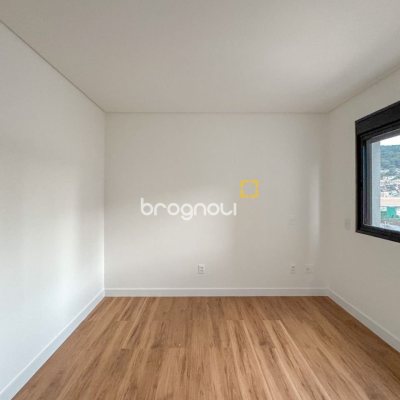 Apartamento com 80m², 2 quartos (sendo 1 suíte), 1 garagem, no bairro Centro em Florianópolis