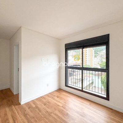 Apartamento com 80m², 2 quartos (sendo 1 suíte), 1 garagem, no bairro Centro em Florianópolis
