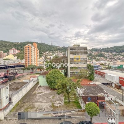 Apartamento com 80m², 2 quartos (sendo 1 suíte), 1 garagem, no bairro Centro em Florianópolis