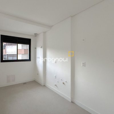 Apartamento com 80m², 2 quartos (sendo 1 suíte), 1 garagem, no bairro Centro em Florianópolis