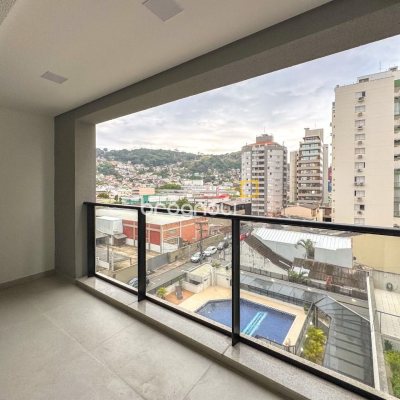 Apartamento com 80m², 2 quartos (sendo 1 suíte), 1 garagem, no bairro Centro em Florianópolis