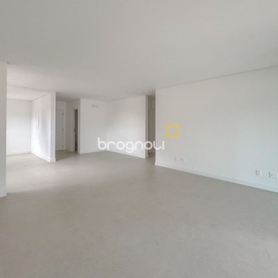 Apartamento com 117m², 3 quartos (sendo 1 suíte), 2 garagens, no bairro Centro em Florianópolis