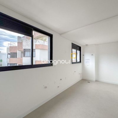 Apartamento com 117m², 3 quartos (sendo 1 suíte), 2 garagens, no bairro Centro em Florianópolis