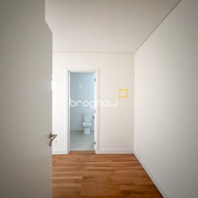 Apartamento com 117m², 3 quartos (sendo 1 suíte), 2 garagens, no bairro Centro em Florianópolis