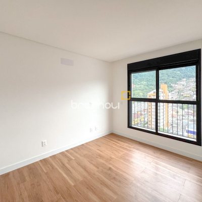 Apartamento com 117m², 3 quartos (sendo 1 suíte), 2 garagens, no bairro Centro em Florianópolis