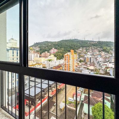 Apartamento com 117m², 3 quartos (sendo 1 suíte), 2 garagens, no bairro Centro em Florianópolis