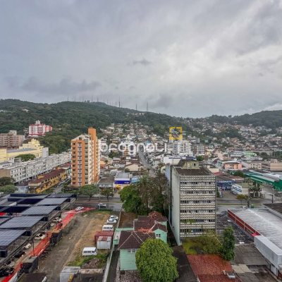 Apartamento com 117m², 3 quartos (sendo 1 suíte), 2 garagens, no bairro Centro em Florianópolis