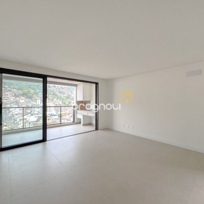 Apartamento com 117m², 3 quartos (sendo 1 suíte), 2 garagens, no bairro Centro em Florianópolis