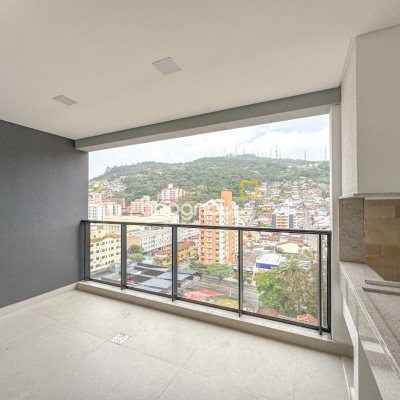 Apartamento com 117m², 3 quartos (sendo 1 suíte), 2 garagens, no bairro Centro em Florianópolis