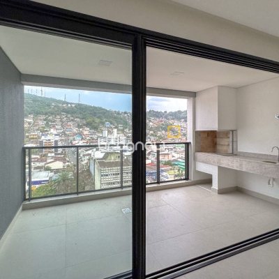 Apartamento com 117m², 3 quartos (sendo 1 suíte), 2 garagens, no bairro Centro em Florianópolis