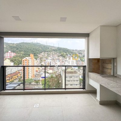 Apartamento com 117m², 3 quartos (sendo 1 suíte), 2 garagens, no bairro Centro em Florianópolis