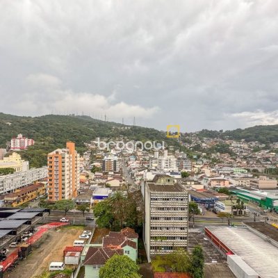 Apartamento com 117m², 3 quartos (sendo 1 suíte), 2 garagens, no bairro Centro em Florianópolis