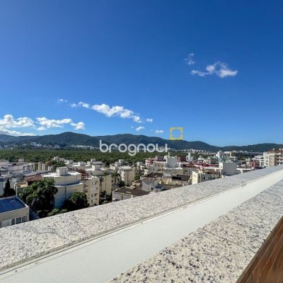 Cobertura com 107m², 3 quartos (sendo 2 suítes), 2 garagens, no bairro Trindade em Florianópolis