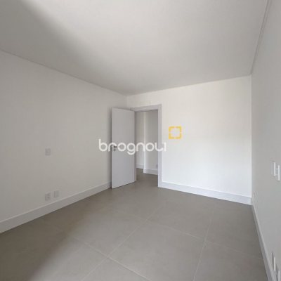 Apartamento com 163m², 3 quartos (sendo 3 suítes), 2 garagens, no bairro João Paulo em Florianópolis