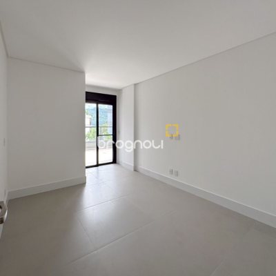Apartamento com 163m², 3 quartos (sendo 3 suítes), 2 garagens, no bairro João Paulo em Florianópolis