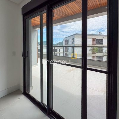 Apartamento com 163m², 3 quartos (sendo 3 suítes), 2 garagens, no bairro João Paulo em Florianópolis
