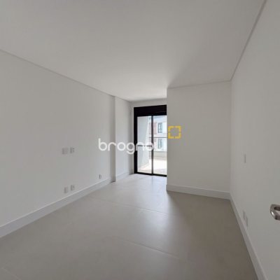 Apartamento com 163m², 3 quartos (sendo 3 suítes), 2 garagens, no bairro João Paulo em Florianópolis