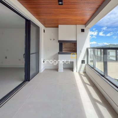 Apartamento com 134m², 3 quartos (sendo 3 suítes), 2 garagens, no bairro João Paulo em Florianópolis