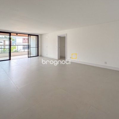 Apartamento com 134m², 3 quartos (sendo 3 suítes), 2 garagens, no bairro João Paulo em Florianópolis