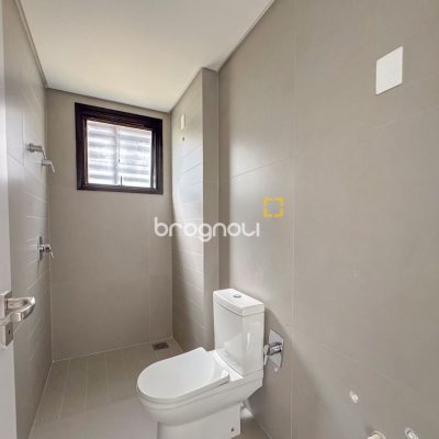 Apartamento com 134m², 3 quartos (sendo 3 suítes), 2 garagens, no bairro João Paulo em Florianópolis