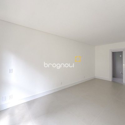 Apartamento com 134m², 3 quartos (sendo 3 suítes), 2 garagens, no bairro João Paulo em Florianópolis