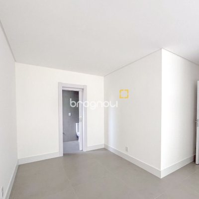 Apartamento com 134m², 3 quartos (sendo 3 suítes), 2 garagens, no bairro João Paulo em Florianópolis