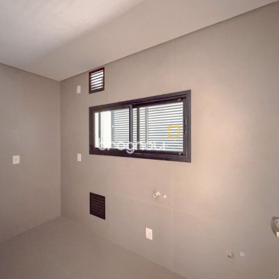 Apartamento com 134m², 3 quartos (sendo 3 suítes), 2 garagens, no bairro João Paulo em Florianópolis