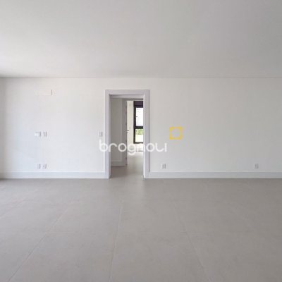 Apartamento com 134m², 3 quartos (sendo 3 suítes), 2 garagens, no bairro João Paulo em Florianópolis