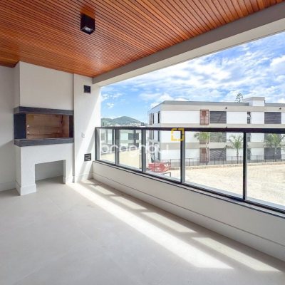 Apartamento com 134m², 3 quartos (sendo 3 suítes), 2 garagens, no bairro João Paulo em Florianópolis