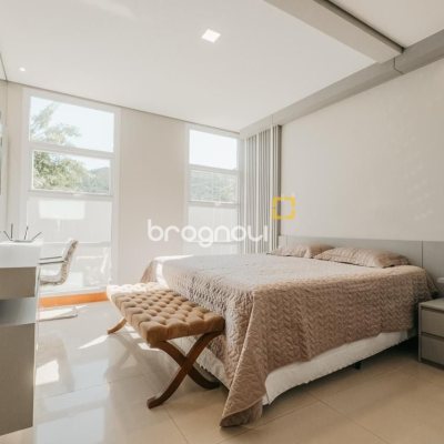 Casa de Condomínio com 287m², 4 quartos (sendo 4 suítes), 2 garagens, no bairro Vargem Grande em Florianópolis