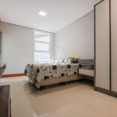 Casa de Condomínio com 287m², 4 quartos (sendo 4 suítes), 2 garagens, no bairro Vargem Grande em Florianópolis