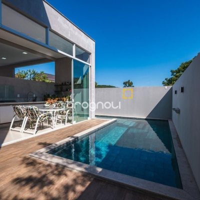 Casa de Condomínio com 287m², 4 quartos (sendo 4 suítes), 2 garagens, no bairro Vargem Grande em Florianópolis