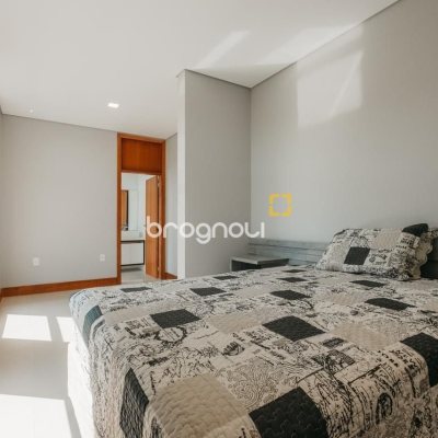 Casa de Condomínio com 287m², 4 quartos (sendo 4 suítes), 2 garagens, no bairro Vargem Grande em Florianópolis