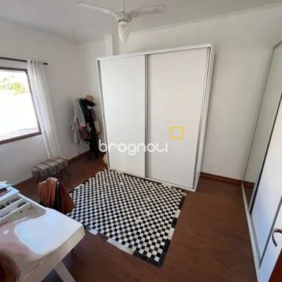 Casa com 326m², 7 garagens, no bairro Estreito em Florianópolis