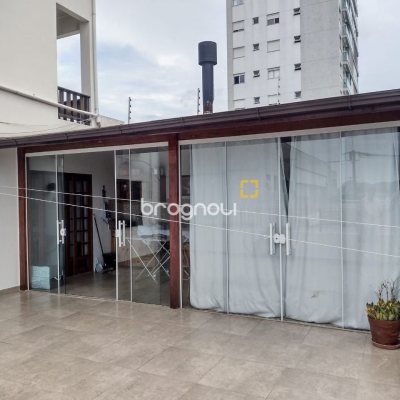 Casa com 326m², 7 garagens, no bairro Estreito em Florianópolis