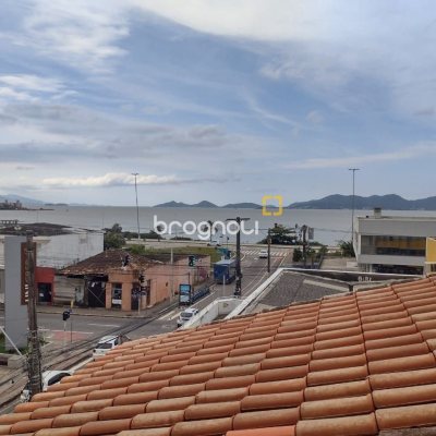 Casa com 326m², 7 garagens, no bairro Estreito em Florianópolis