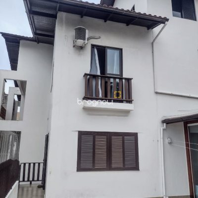 Casa com 326m², 7 garagens, no bairro Estreito em Florianópolis