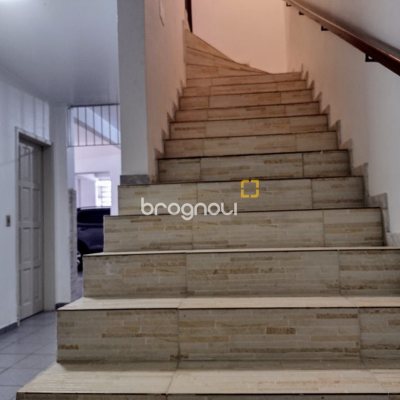 Casa com 326m², 7 garagens, no bairro Estreito em Florianópolis