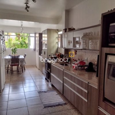 Casa com 326m², 7 garagens, no bairro Estreito em Florianópolis