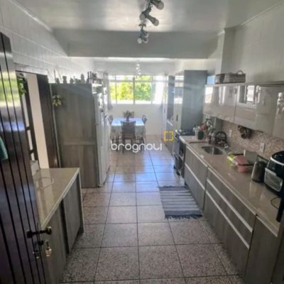 Casa com 326m², 7 garagens, no bairro Estreito em Florianópolis
