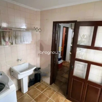 Casa com 326m², 7 garagens, no bairro Estreito em Florianópolis