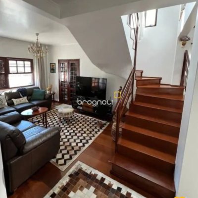 Casa com 326m², 7 garagens, no bairro Estreito em Florianópolis