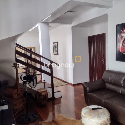 Casa com 326m², 7 garagens, no bairro Estreito em Florianópolis
