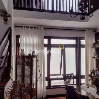 Casa com 326m², 7 garagens, no bairro Estreito em Florianópolis