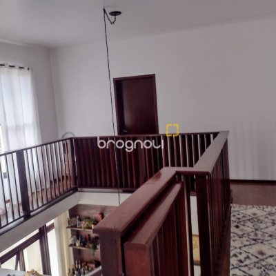 Casa com 326m², 7 garagens, no bairro Estreito em Florianópolis