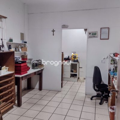 Casa com 326m², 7 garagens, no bairro Estreito em Florianópolis