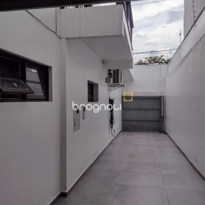 Casa com 326m², 7 garagens, no bairro Estreito em Florianópolis