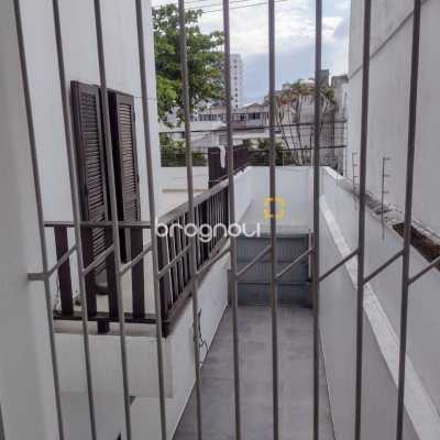 Casa com 326m², 7 garagens, no bairro Estreito em Florianópolis